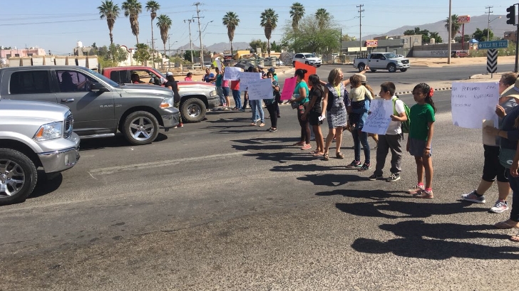 Padres De Familia Bloquean Calles Por Constantes Robos En La Escuela