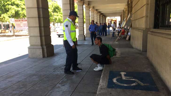 Detienen a hombre por escandalizar en la vía pública