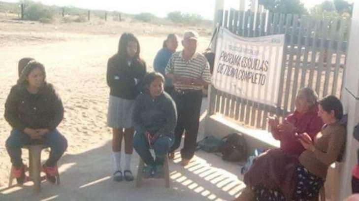 Padres De Familia Toman Telesecundaria Del Ejido San Fernando En Empalme