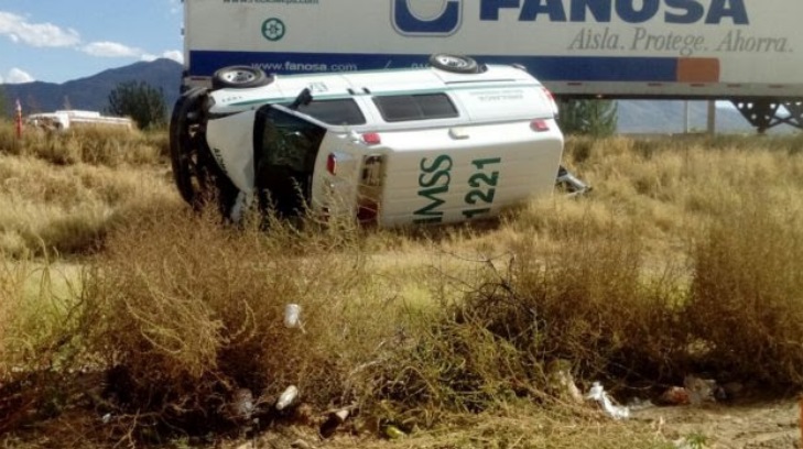 Ambulancia del IMSS vuelca en Cananea