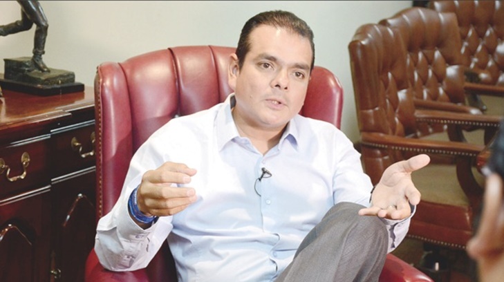 Enrique Rivas Cuéllar es entrevistado en la dirección editorial del diario El Mañana. La imagen es del reportero gráfico Alejandro Camacho. (Especial / EXPRESO)