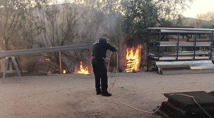 Bomberos de Hermosillo controlan incendio de maleza en el Parque Industrial