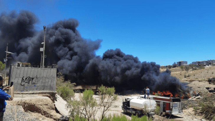 Incendio de llantas y basura provoca gran contaminación en Nogales