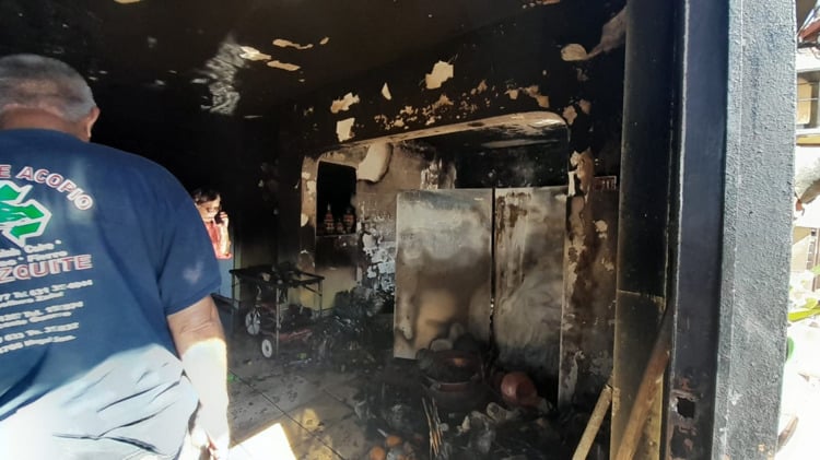 Rescatan a familia de vivienda en llamas