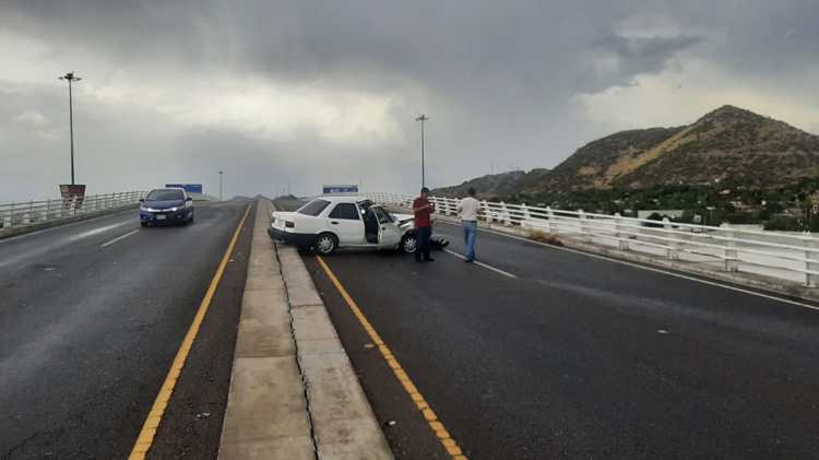 Dompe y Sedan protagonizan choque sobre puente El Gallo; un lesionado