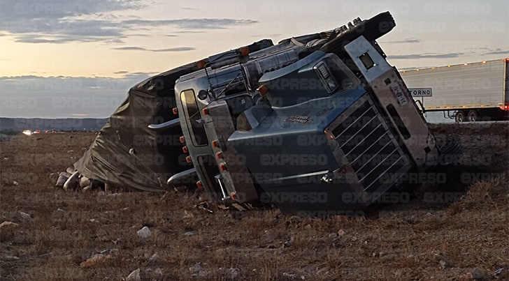 Chofer de tráiler se queda dormido y vuelca su unidad