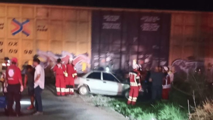 Vehículo impacta contra un tren al oriente de Hermosillo; hay 2 lesionados