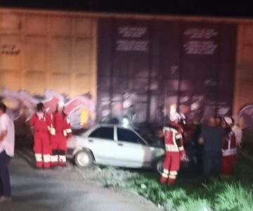 Vehículo impacta contra un tren al oriente de Hermosillo; hay 2 lesionados
