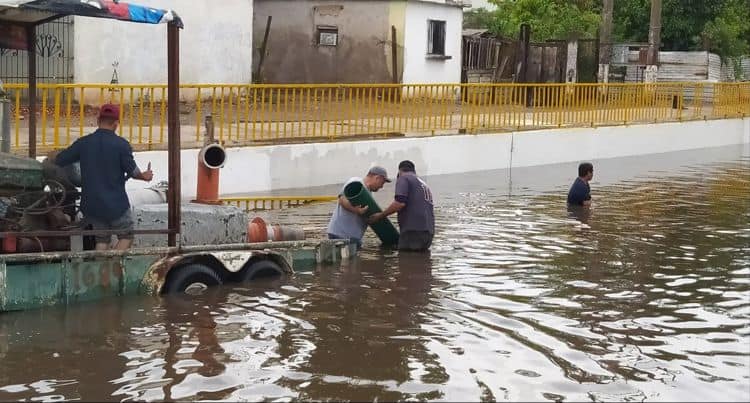 Primeras lluvias inundan calles de Ciudad Obregón