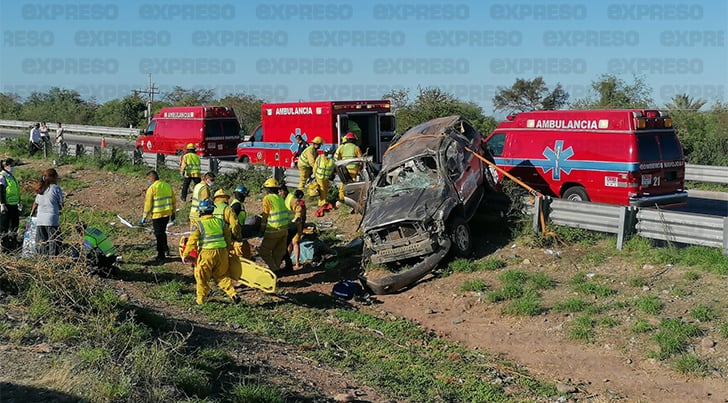 Familia se accidenta sobre el tramo Los Mochis-Navojoa; hay un fallecido
