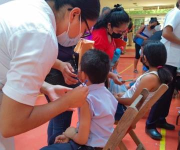 Padres reclaman por aplicación de vacunas caducadas a niños en Oaxaca