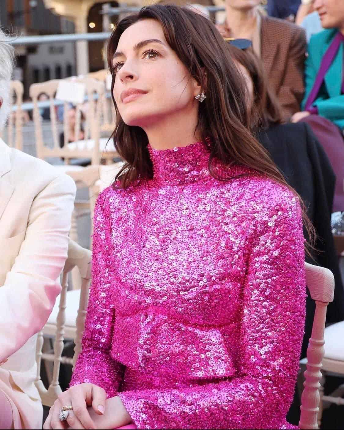 Anne Hathaway enamora por su look en el desfile de modas en Roma