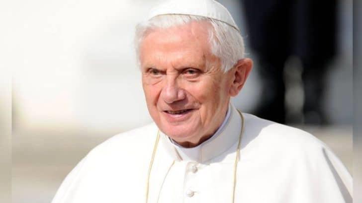 Benedicto XVI continúa estable y en reposo