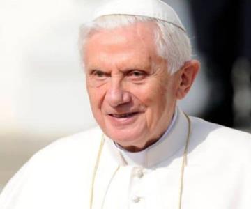 Papa Francisco pide oración especial por la salud de Benedicto XVI