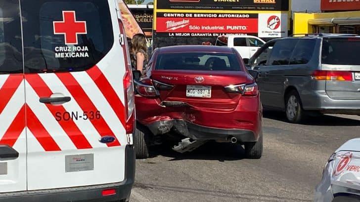 Dos automóviles sufren accidente por la Nayarit en Hermosillo