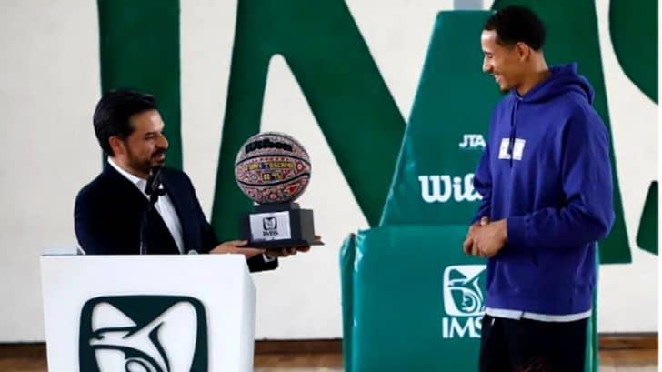 Juan Toscano, mexicano campeón de la NBA, inaugura clínica de básquetbol