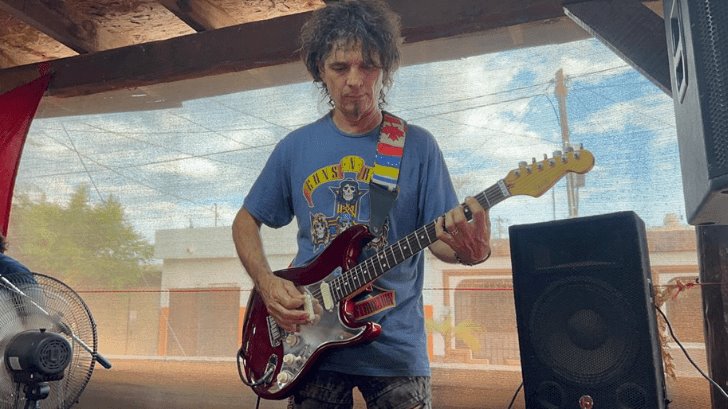 Tigre rockero: César Sánchez  comenzó a tocar la guitarra desde los 11 años