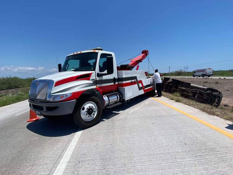 Camioneta sufre aparatoso accidente sobre la México 15