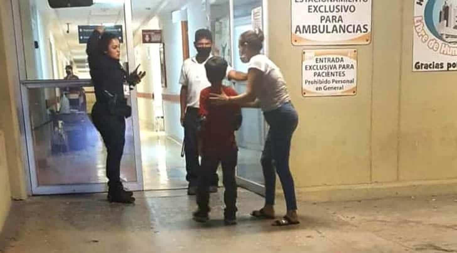 Elementos de la Policía Municipal trasladan a menor por picadura de alacrán