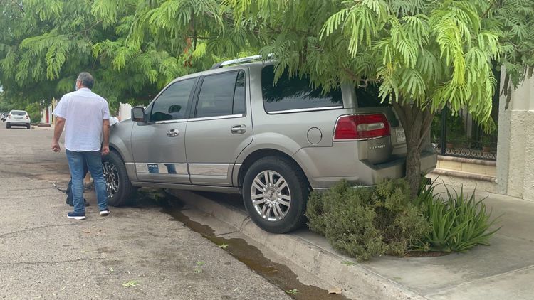 Conductor se pasa el alto y sufre aparatoso choque