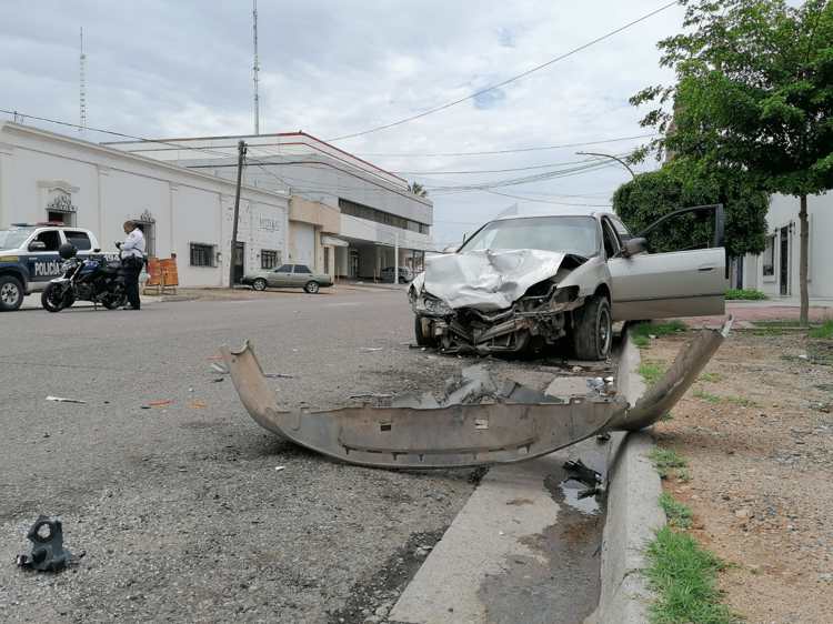 Conductor se pasa el alto y sufre aparatoso choque