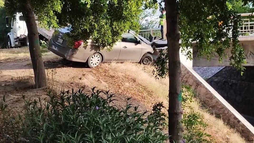 Accidente en el desnivel del Luis Encinas deja un carro a punto de caer