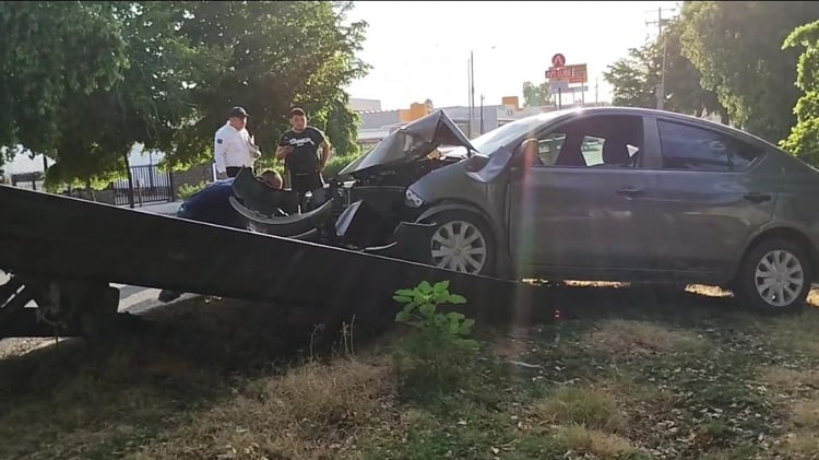 Accidente en el desnivel del Luis Encinas deja un carro a punto de caer