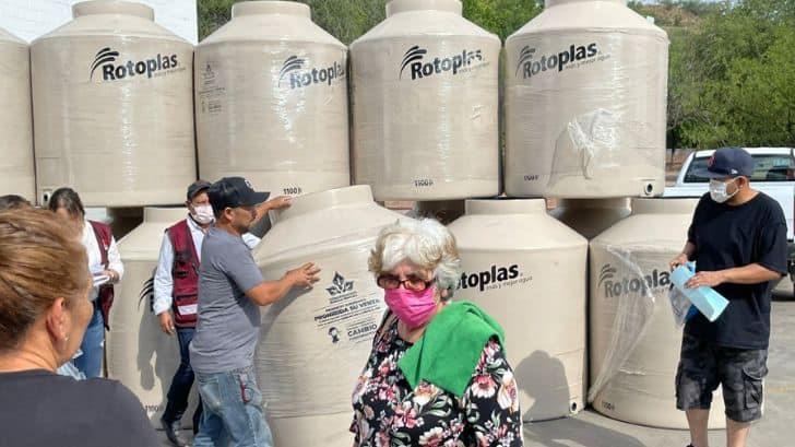 Entregan tinacos a familias de escasos recursos en Nogales