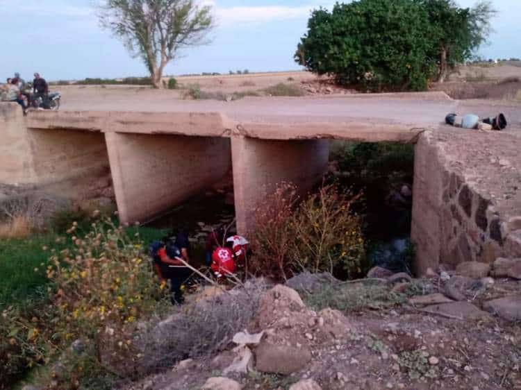 Motociclista cae a canal de riego en la carretera Huatabampo-Obregón