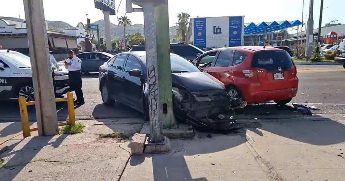 Hermosillo: automóvil pierde el control y se estrella contra semáforo