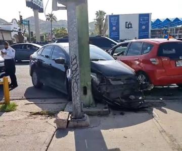 Hermosillo: automóvil pierde el control y se estrella contra semáforo