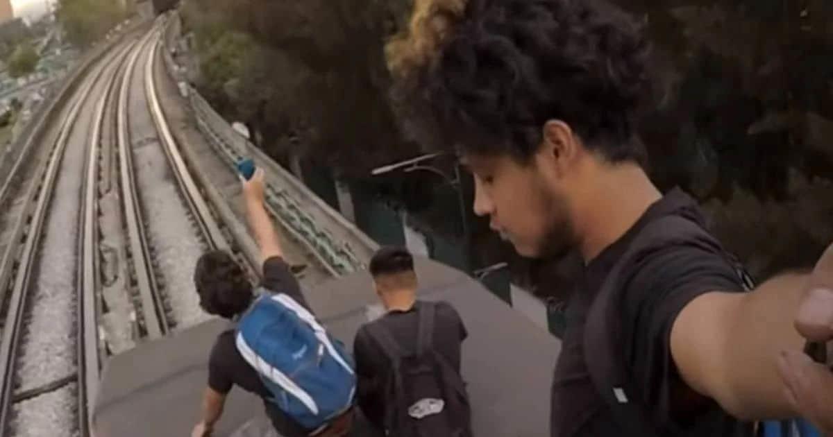 Jóvenes se graban surfeando sobre tren de Línea 9 del Metro