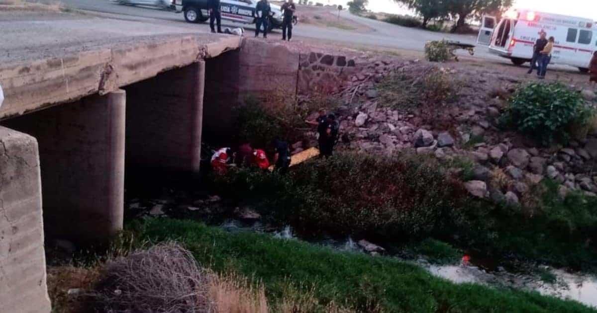 Motociclista cae a canal de riego en la carretera Huatabampo-Obregón