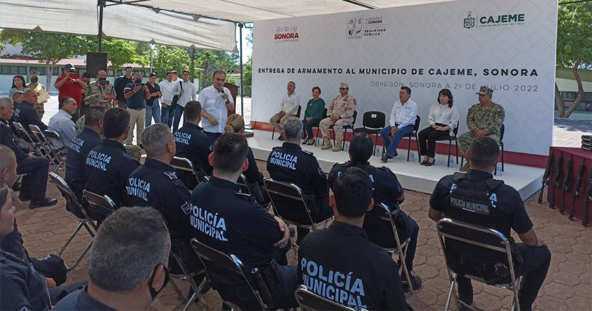 Alfonso Durazo entrega armas a la Secretaría de Seguridad pública de Cajeme