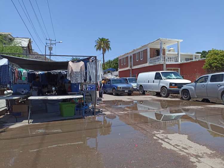 Tianguis de Guaymas trabaja entre aguas negras