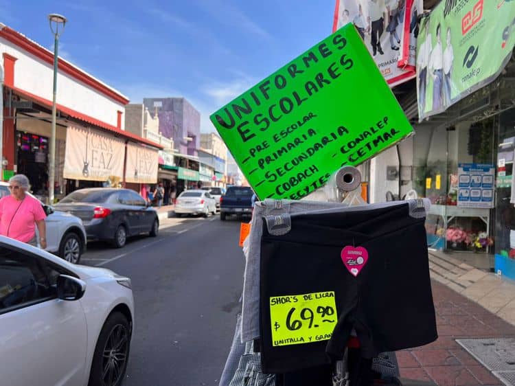 Comerciantes rematan uniformes escolares en el centro de Hermosillo