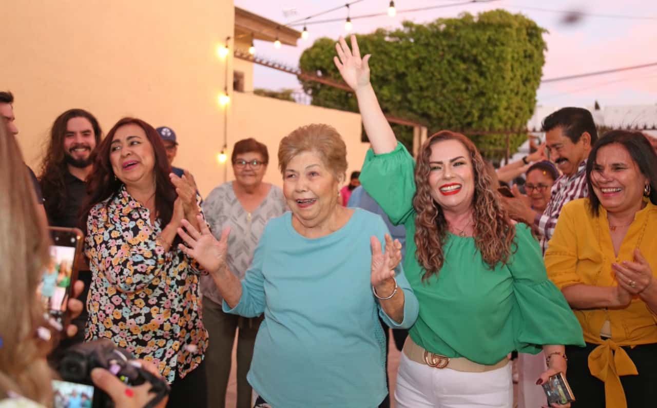 Festeja Aída Luz su cumpleaños