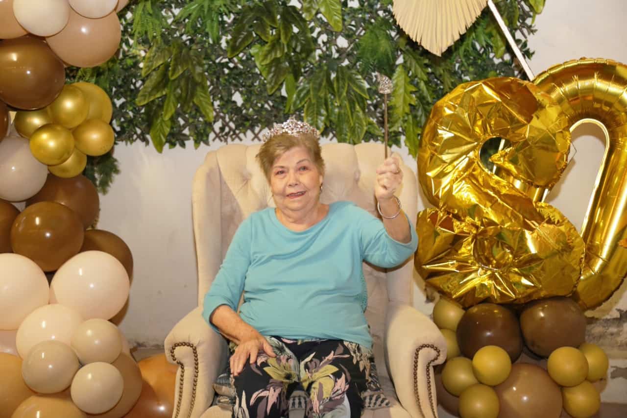 Festeja Aída Luz su cumpleaños