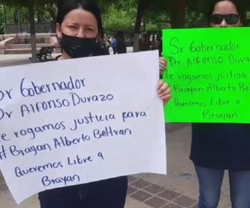 Madres de detenidos en la Ley 57 se manifiestan en Palacio de Gobierno