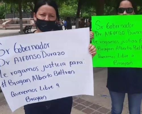 Madres de detenidos en la Ley 57 se manifiestan en Palacio de Gobierno