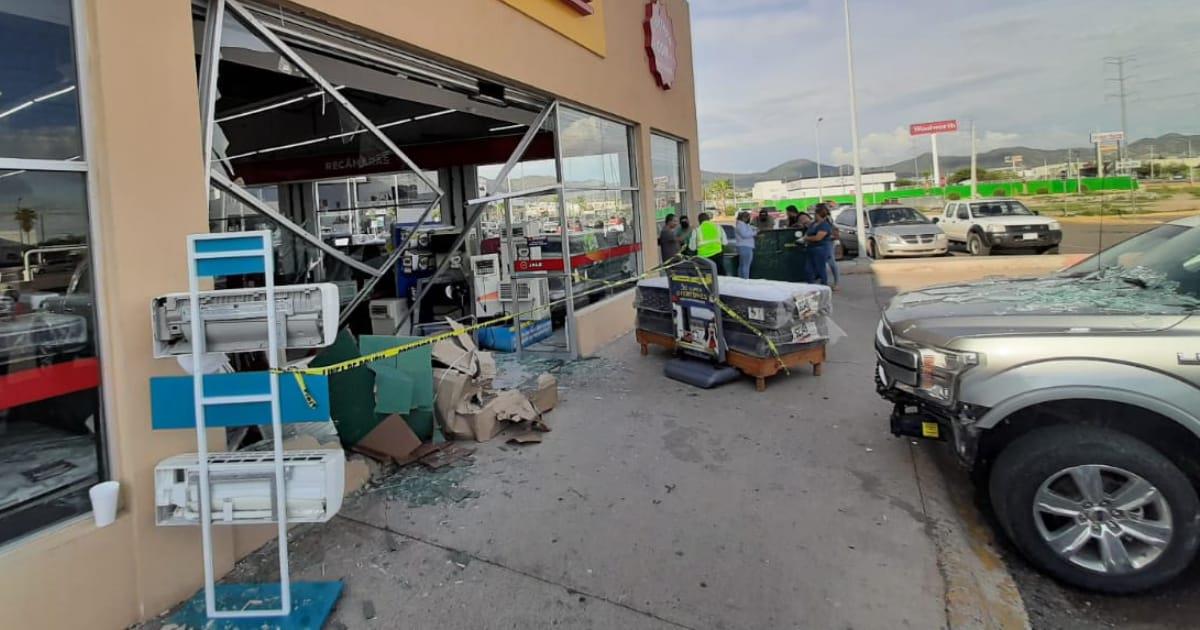 Con todo y camioneta se mete a mueblería