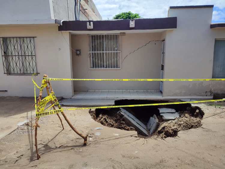 Enorme socavón amenaza a vivienda de Hermosillo