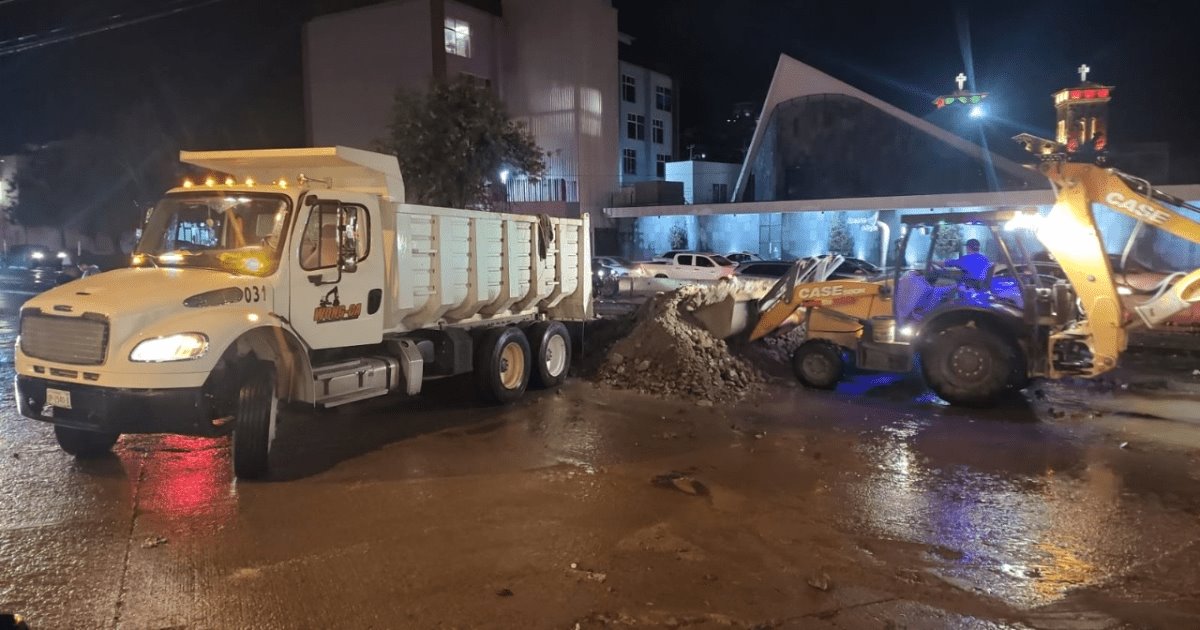 Barda aplasta un vehículo durante las lluvias en Nogales