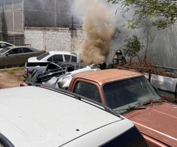 Dos autos se incendian dentro de taller mecánico en la colonia San Benito