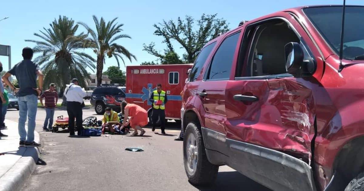 Motociclista se estrella contra automóvil por pasarse el alto