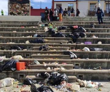 Recolectores arrojan basura como protesta en Palacio Municipal de Oaxaca