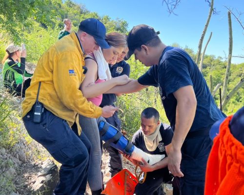 Rescatan a mujer en el Cerro del Bachoco