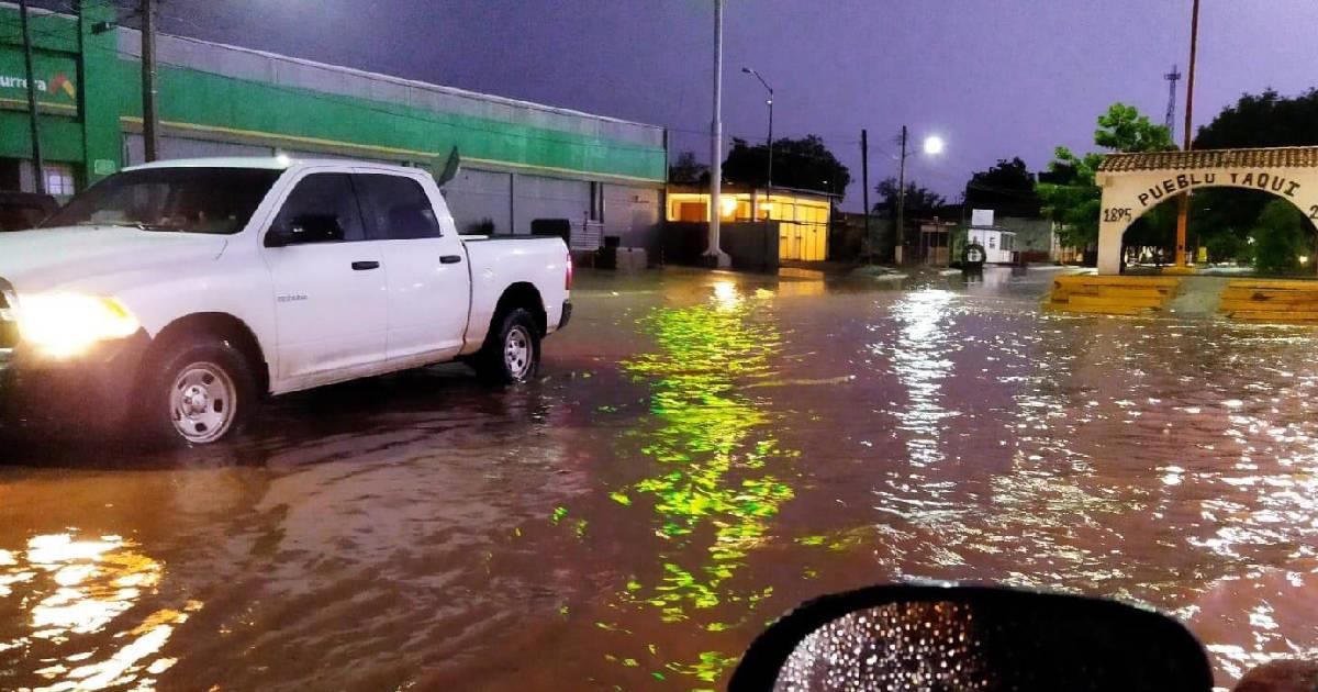 Intensas lluvias en Cajeme dejan dos vehículos varados