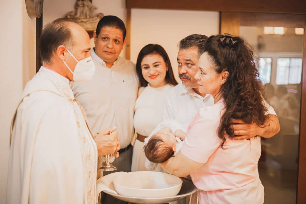 Jusstine y María Guadalupe reciben el bautismo