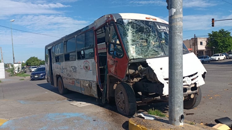 Camión urbano provoca accidente tras quedarse sin frenos en Cajeme